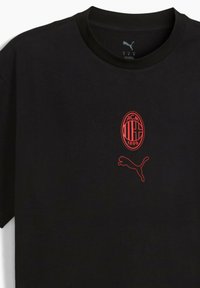 Sort bomuld t-shirt med røde broderede logoer: AC Milan våbenskjold og Puma silhuet, klassisk rund hals, korte ærmer.
