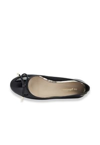 Ballerine in pelle nera con punta arrotondata, dettaglio a fiocco davanti e interno beige liscio. Mostrata vista dall'alto.