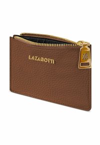 Porte-cartes en cuir marron avec une surface texturée, une fermeture éclair dorée et un logo doré. Design compact avec un détail en quincaillerie accentué.