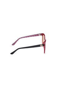 Lunettes de soleil rouges et noires avec une tige intérieure à motif, de forme rectangulaire, et un accent logo doré sur le côté extérieur de la monture.