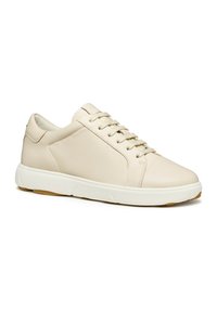Zapatillas de cuero beige con textura suave, con puntera redondeada y suela de goma blanca. Cintas y detalles de costura lateral mínimos.