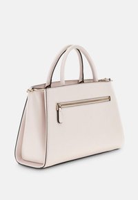 Borsa a mano di colore rosa chiaro in materiale sintetico liscio, con manici doppi, accessori dorati, fondo piatto e una tasca frontale con zip e linguetta.