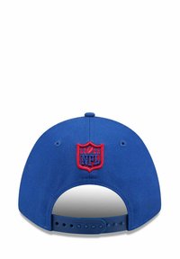 Blauer Baseballcap aus Stoff mit flachem Schirm. Verfügt über eine rote NFL-Logo-Stickerei auf der Rückseite und einen verstellbaren Druckverschluss.