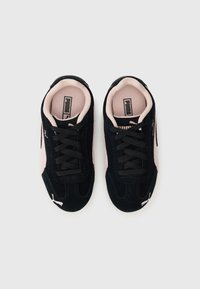 Μαύρα σουέτ αθλητικά παπούτσια με ροζ λεπτομέρειες, διαθέτοντας υφή στο επάνω μέρος, μαύρες κορδόνες και λογότυπο στο πλάι. Λεπτή καουτσούκ σόλα.