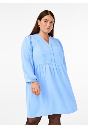 Lichtblauwe jurk met een knoopsluiting bij de V-hals, gathers in de taille en lange pofmouwen. Bevat verticale plooien langs de taille en een zachte textuur.