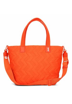 Heldere oranje gewatteerde boodschappentas met dubbele handvatten en verstelbare schouderriem, met een subtiel geometrisch stikpatroon.