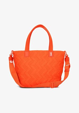 Borsa shopper trapuntata arancione brillante con manici doppi e tracolla regolabile, caratterizzata da un sottile motivo geometrico ricamato.