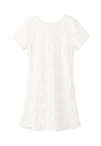 Robe à manches courtes en tissu texturé blanc cassé, dotée d'un col rond et d'un ourlet évasé. Design simple et élégant sans ornements.