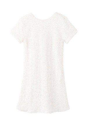 Vestido de manga corta en tela texturizada color blanco roto, con escote redondo y dobladillo acampanado. Diseño simple y elegante sin adornos.