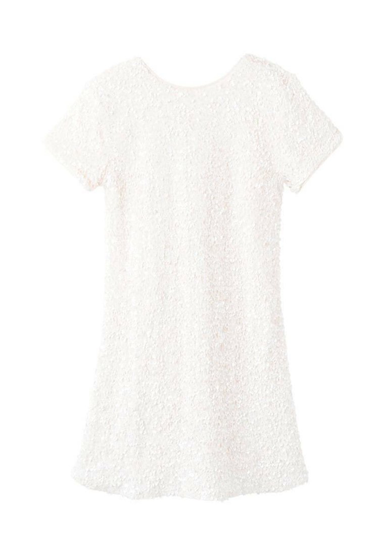 Robe à manches courtes en tissu texturé blanc cassé, dotée d'un col rond et d'un ourlet évasé. Design simple et élégant sans ornements.