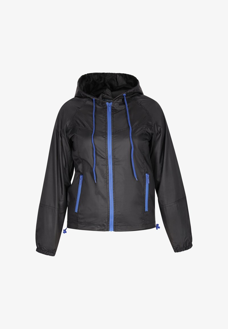 Chaqueta cortavientos negra con capucha, que presenta cremalleras y cordones azules, puños elásticos y dos bolsillos delanteros con cremallera.