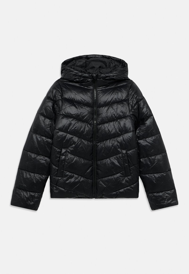 Μαύρο μπουφάν τύπου puffer με κουκούλα, κλείσιμο με φερμουάρ, ραφές σε σχήμα ψαροκόκαλο και δύο μπροστινές τσέπες. Λείο, γυαλιστερό νάιλον υλικό.