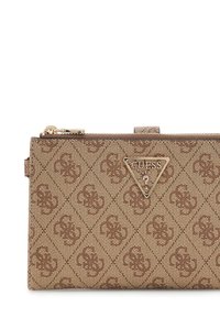 Braune nylon geldbörse mit Muster und strukturiertem Finish, ausgestattet mit einem goldenen, dreieckigen Logo-Detail und einem Reißverschluss. Geometrisches Design durchgängig.