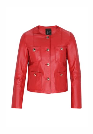 Punainen nahkatakki, jossa on pyöreä kaula-aukko, edessä napsulukot ja kaksi rintataskua. Ominaisuuksina sileä pintakuvio ja muotoiltu leikkaus.