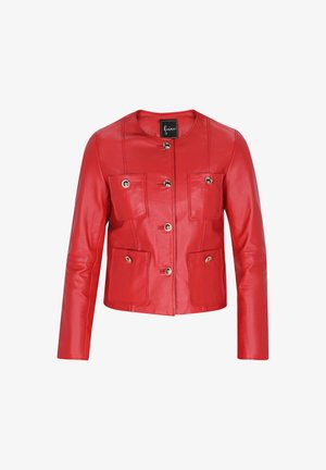Rød læderjakke med rund halsudskæring, frontlukkede knapper og to brystlommer. Har en glat tekstur og en tætsiddende pasform.