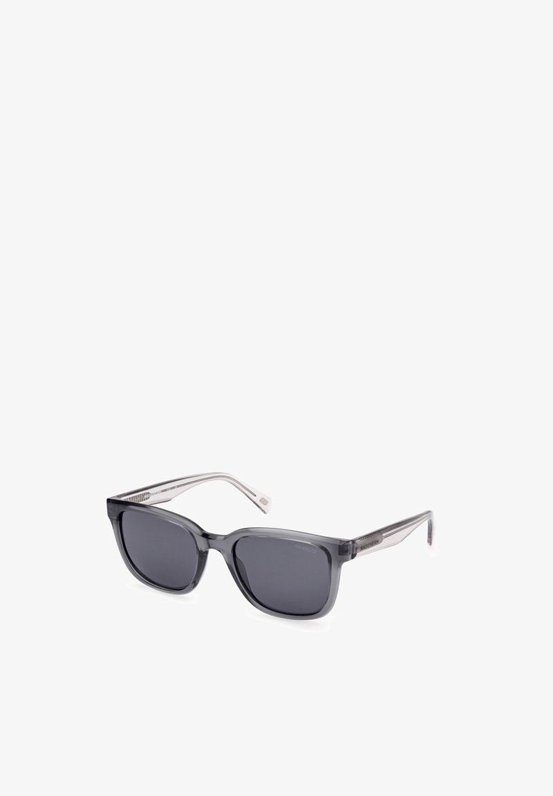 Sluneční brýle s obdélníkovým rámem, tmavě šedý neprůhledný materiál, tónované čočky a průhledné spánky s jemným pruhovaným detailem.