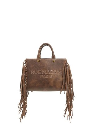 Borsa a tracolla in pelle marrone con frange, logo impresso "RUE MADAM PARIS", dettagli con borchie dorate e duplice manico superiore. Superficie con dettagli texture.