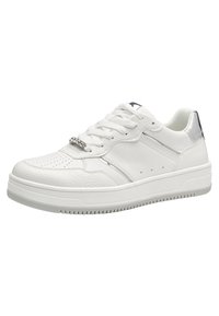 Zapatillas blancas hechas de cuero texturizado y liso, con un acento plateado en el talón y una pieza metálica decorativa en los cordones.