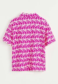 Chemise à manches courtes avec un motif abstrait de feuilles rose vif et blanc, dotée d'un col et d'une coupe ample, vue de l'arrière.
