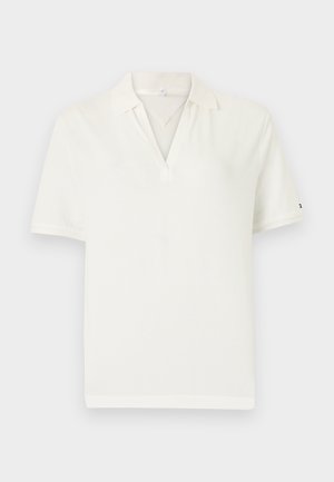 Hvit poloshirt med V-hals og korte ermer. Laget av mykt stoff, med et subtilt logodetalj på ermene. Rent og minimalistisk design.