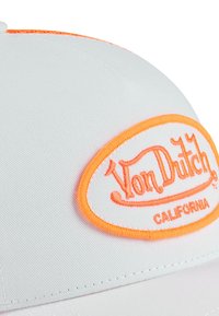 Casquette blanche avec des accents orange. Présente un patch texturé proéminent avec "Von Dutch" et "California" brodés. Visière courbée, design structuré.