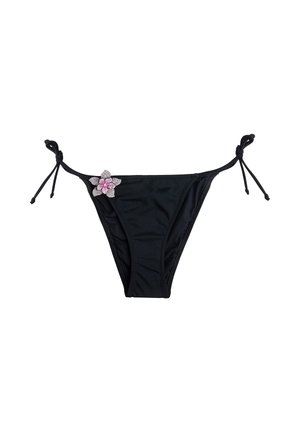 Czarne majtki od bikini z wiązaniami po bokach i ozdobnym różowo-białym kwiatem po lewej stronie.