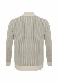 Hellgrauer gerippter Strickpullover mit hohem Kragen, langen Ärmeln und einem kontrastierenden cremefarbenen unteren Saum. Texturierter Stoff mit vertikalen Streifen.