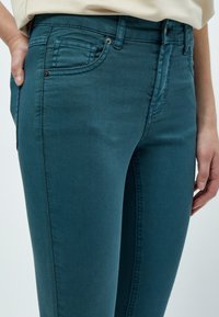 Desires DELOLA GARMENT DYE MIDWAIST - Džíny Slim Fit - atlantic deep