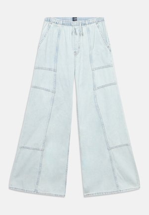 Pantalon en jean bleu clair à jambes larges avec taille élastique, cordon de serrage, poches plaquées et coutures apparentes.