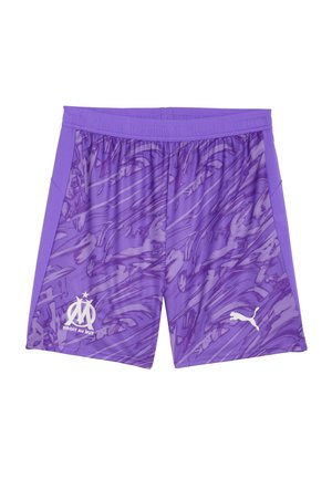 Lilla atletiske shorts med et struktureret mønster i forskellige nuancer af lilla. Har hvide logoer for OM og Puma på forsiden. Elastisk taljebånd.