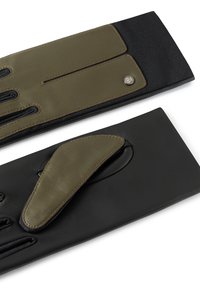 Lederhandschuhe in Olivgrün und Schwarz, mit glatter Textur und einem Knopfdetail, im Fingerlosen Design und mit verlängertem Bündchen.