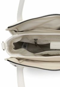 Valge nahast käekott tekstuurse viimistlusega, millel on tõmblukuga sulgemine, kaks sisemist sektsiooni ja sees tõmblukuga tasku.