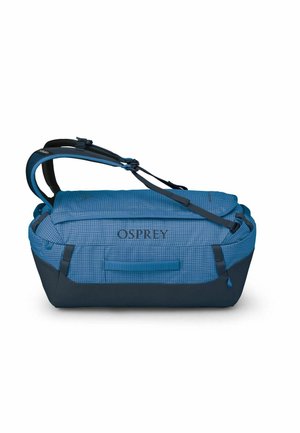 Borsa da viaggio blu con un motivo a griglia, dotata di dettagli blu scuro e spallacci regolabili, realizzata in tessuto resistente e con una maniglia laterale.