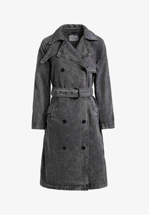 Mørkegrå dobbelspent trenchcoat med brede slag, belte i midjen, lange ermer og lommer foran, laget av vasket denimstoff.