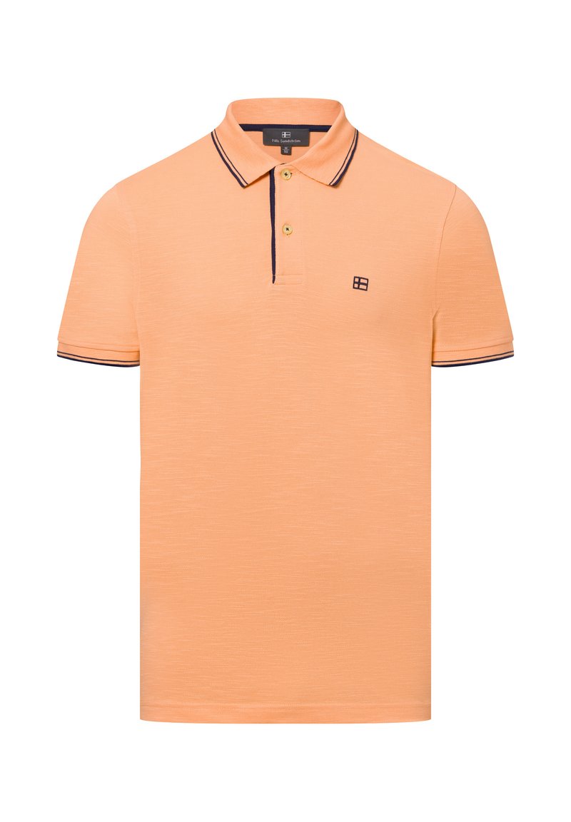 Koszulka polo z krótkim rękawem w miękkim pomarańczowym kolorze z granatowymi wykończeniami, z dwiema guzikami przy dekolcie i logo na klatce piersiowej. Gładka tekstura.