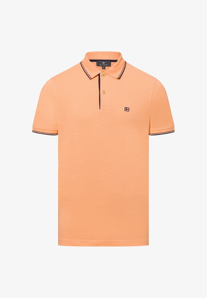 Koszulka polo z krótkim rękawem w miękkim pomarańczowym kolorze z granatowymi wykończeniami, z dwiema guzikami przy dekolcie i logo na klatce piersiowej. Gładka tekstura.