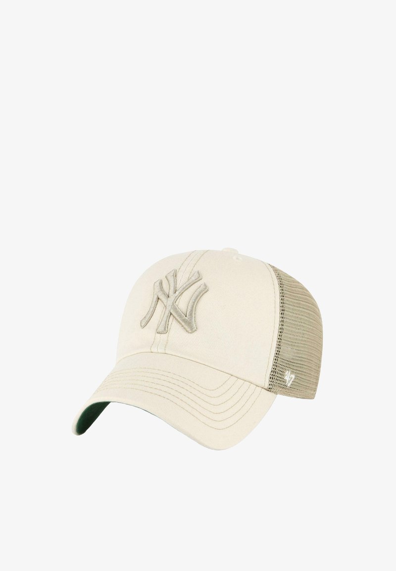 Beige Baseballkappe mit Netzrücken, gebogenem Schirm und erhabenem, gesticktem New York Yankees-Logo auf der Vorderseite.