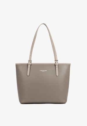 Sac fourre-tout en cuir taupe avec deux poignées beiges, boucles en argent et logo "Lancaster Paris" à l'avant.