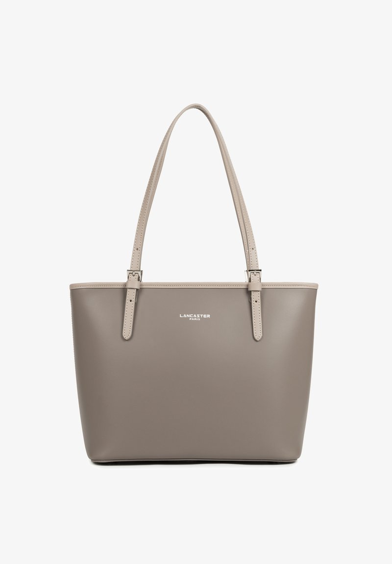 Sac fourre-tout en cuir taupe avec deux poignées beiges, boucles en argent et logo "Lancaster Paris" à l'avant.