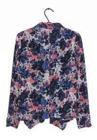 Květinová blůza v námořnické modré, růžové a šedé barvě, vyrobená z lehkého materiálu, s dlouhými rukávy a zakřiveným lemem. Obsahuje klasický límeček a volný střih.