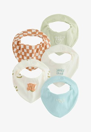 Viisi ribbineulosta värivaihtoehdoissa ja kuvioissa olevia vauvan ruokalappua, joissa on napitus ja tekstejä kuten "Happy Days", "Stay Cool", "Smile Club" ja "Good Day".