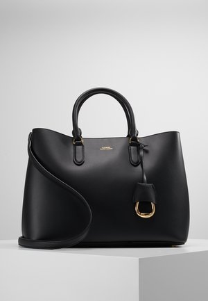 Sac à main en cuir noir Lauren Ralph Lauren avec double poignée, une longue bandoulière et des détails en métal doré sur un socle d'exposition blanc.