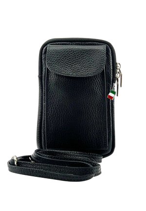 Zwarte leren telefoontas met een gestructureerd oppervlak, klep sluiting, zilveren hardware en een charme van de Italiaanse vlag. Inclusief een afneembare schouderriem.