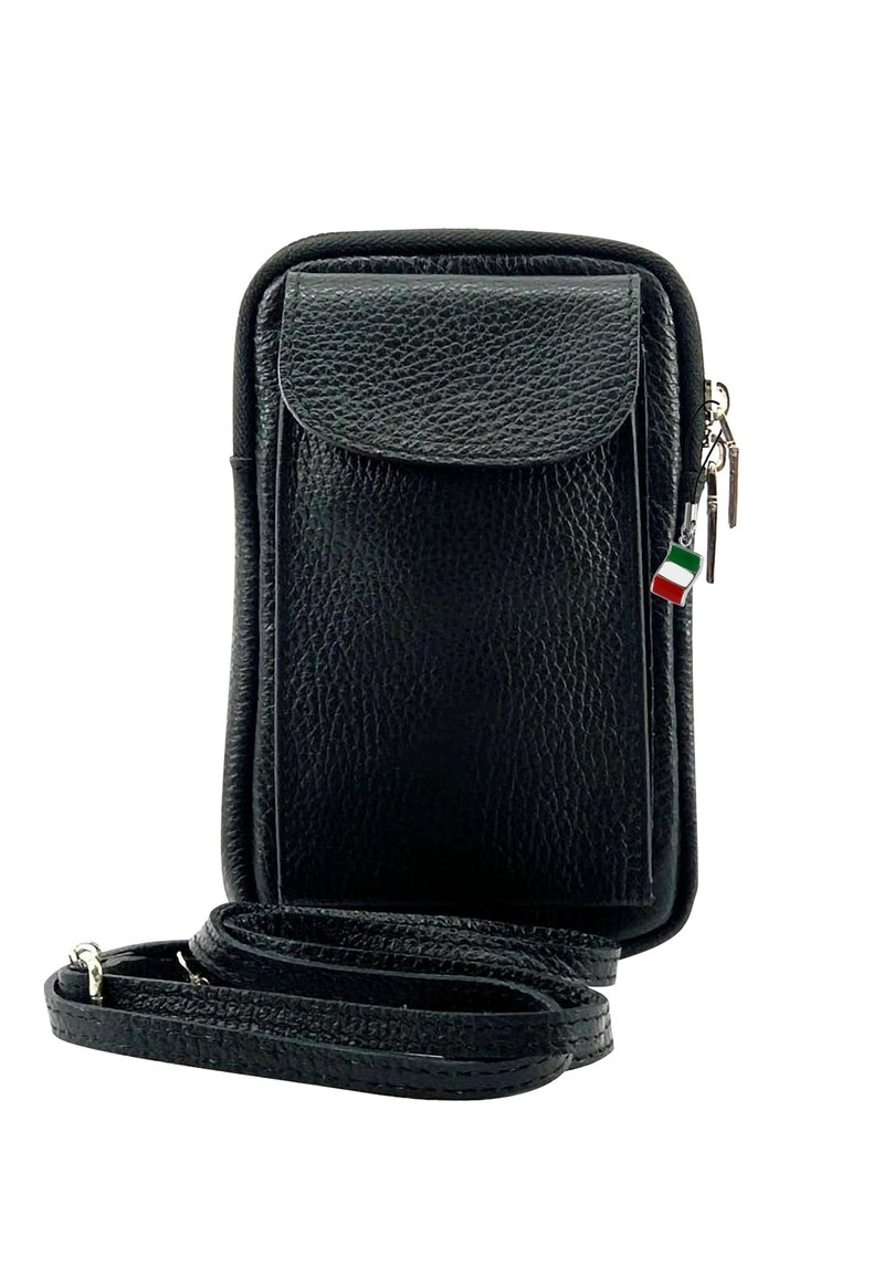 Zwarte leren telefoontas met een gestructureerd oppervlak, klep sluiting, zilveren hardware en een charme van de Italiaanse vlag. Inclusief een afneembare schouderriem.