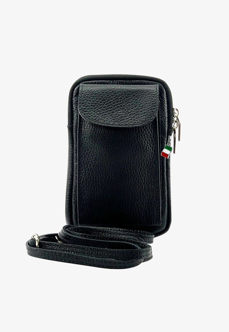 Zwarte leren telefoontas met een gestructureerd oppervlak, klep sluiting, zilveren hardware en een charme van de Italiaanse vlag. Inclusief een afneembare schouderriem.