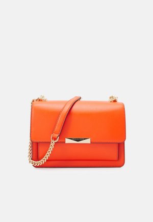 Lys orange Michael Kors skuldertaske med guldkædestrop og rektangulær guldlogo-plade på forsiden, vist mod en ensfarvet baggrund.