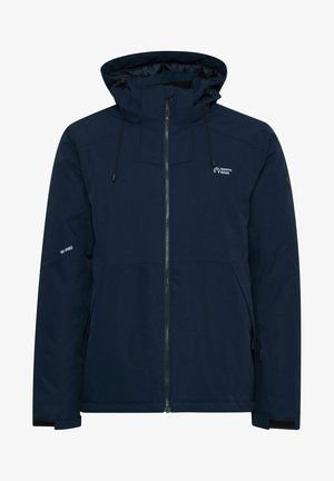 Chaqueta impermeable de color azul marino con cierre frontal de cremallera, capucha ajustable y puños elásticos. Presenta logotipos en el pecho y la manga, con bolsillos laterales.