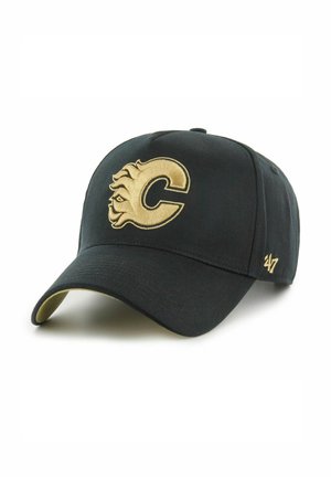 Casquette de baseball noire avec un logo lion brodé en or et la lettre "C" sur le devant. Visière incurvée, tissu texturé et détail de marque.