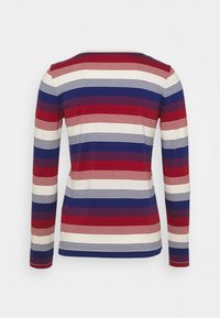 Gestreiftes Langarmshirt mit abwechselnden Bändern in Rot, Weiß und Blau. Hergestellt aus einem weichen Stoff mit bequemer Passform und Rundhalsausschnitt.