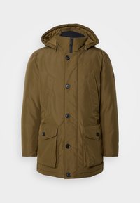 Veste d'hiver marron à capuche avec fermeture éclair et boutons à l'avant, deux poches poitrine et deux grandes poches inférieures à rabat avec boutons.